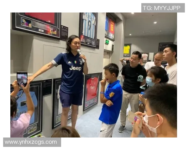 二年级小朋友的足球梦想与明星之路绘画展览活动